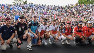 Parade 8 Rider MotoGP Mandalika Disambut Lautan Manusia di Mataram