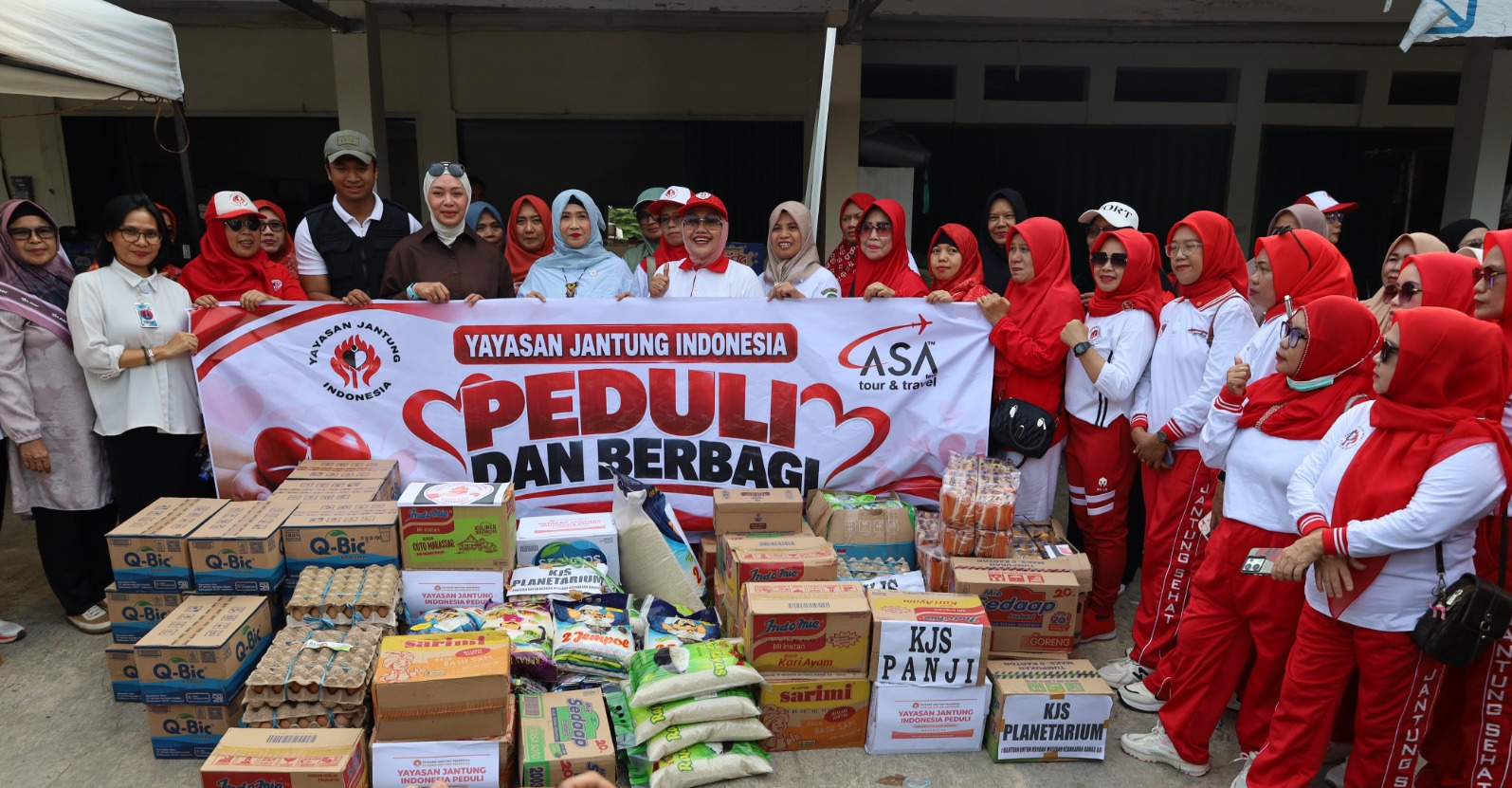 Ketua YJI Kaltim Serahkan Bantuan untuk 73 KK Korban Kebakaran Tenggarong