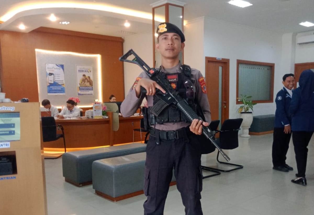Satuan Samapta Polres Tojo Una-Una Amankan 5 Bank di Touna, Pantau Situasi Mulai Pukul 08.00 WITA