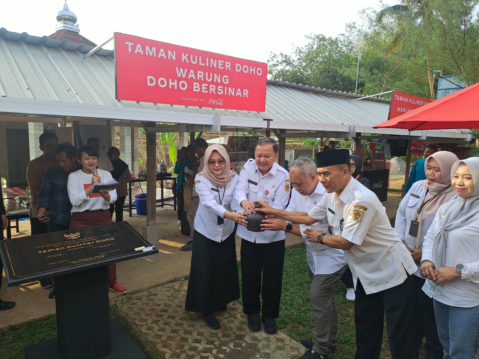 Coca-Cola Foundation Indonesia Resmikan Panel Surya dan Sentra Kuliner UMKM di Embung Doho Wonogiri
