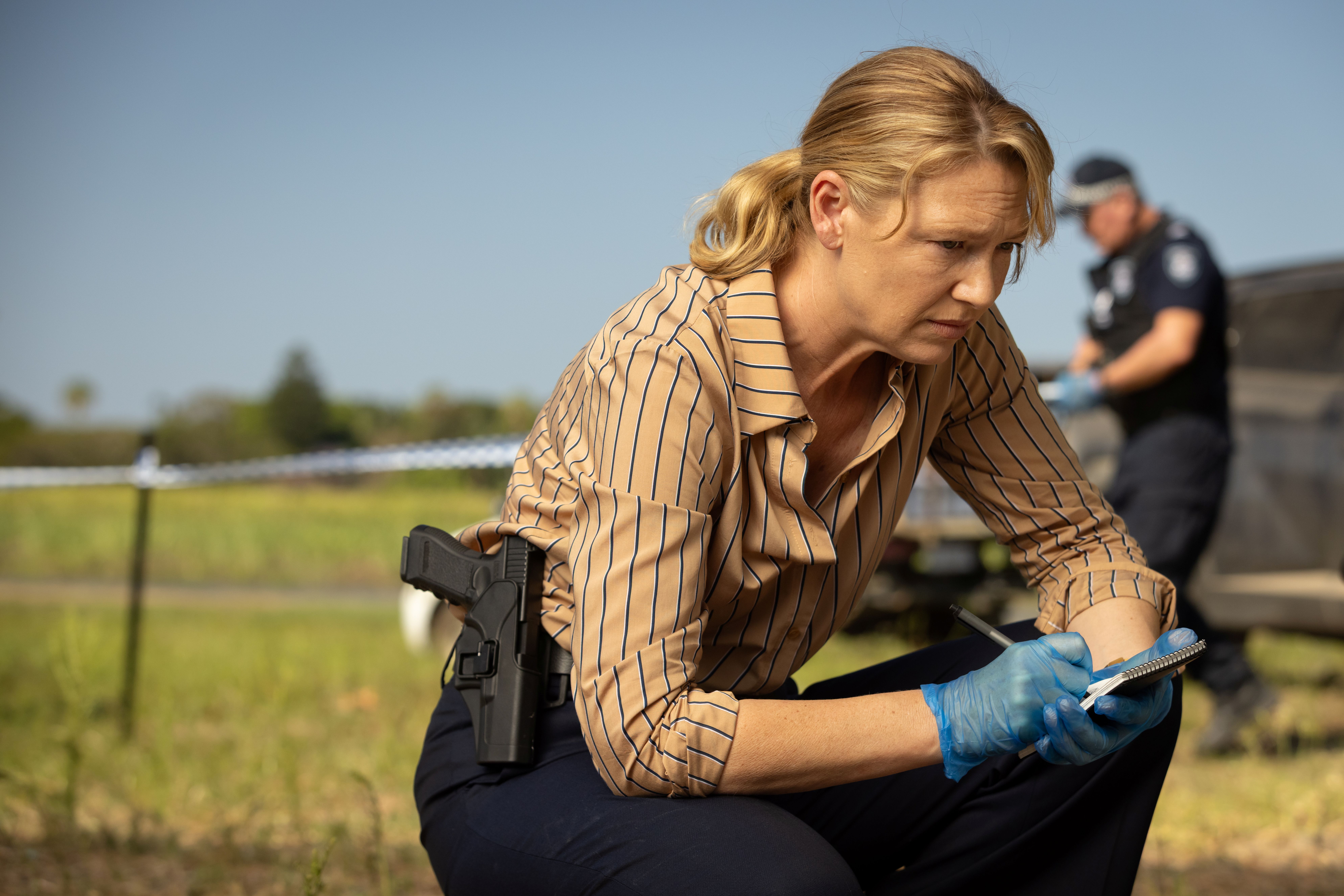 Apple TV Akuisisi Serial Tropic Noir Dustfall, Anna Torv Jadi Detektif