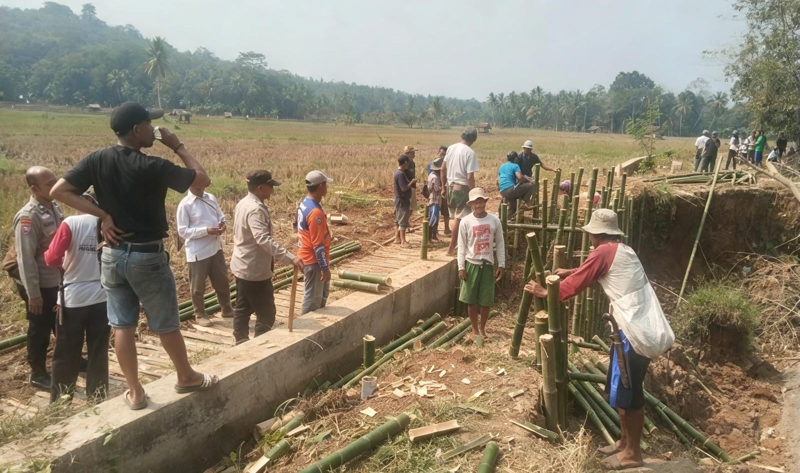Warga Desa Geredug Pandeglang Gotong Royong Bangun Jalan Darurat Usai Abrasi Putuskan Akses ke Bojong