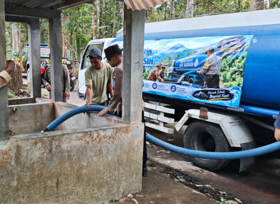Polsek Musuk Boyolali Kirim 8.000 Liter Air Bersih ke Dukuh Tegalrejo, Warga Sambut dengan Gembira