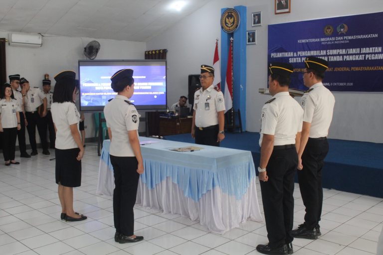 Kanwil Ditjen Pemasyarakatan Sulut Lantik Pejabat Fungsional dan Sematkan Tanda Pangkat PNS di Manado