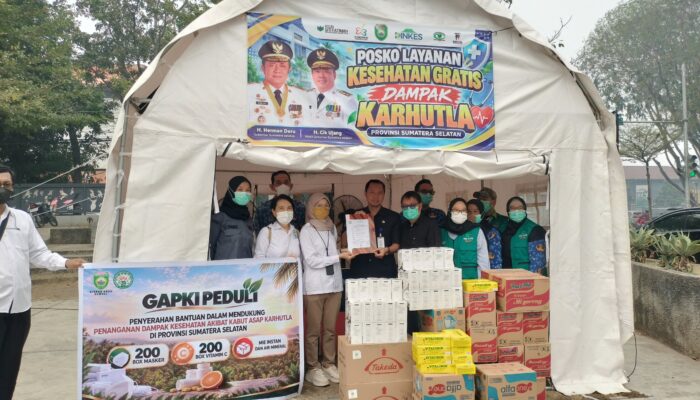 GAPKI Sumsel Salurkan 200 Masker dan 200 Box Vitamin C ke 4 Posko Kesehatan Warga Terdampak Kabut Asap