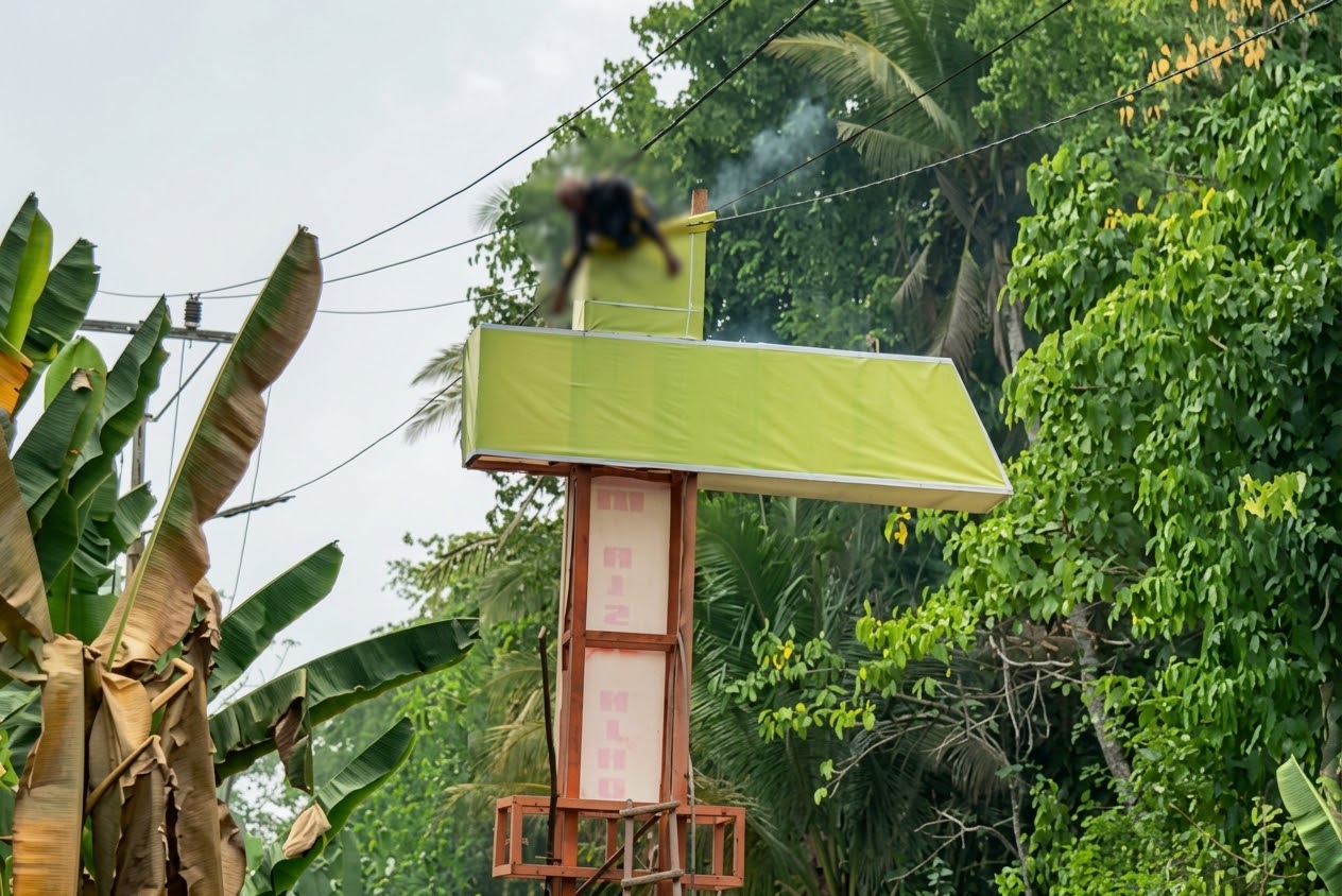 Warga Morotai Utara Tewas Tersengat Kabel PLN Saat Pasang Baliho di Gapura Desa