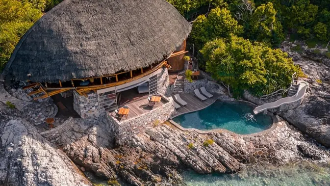 9 Hotel Paling Unik di Indonesia, dari Rumah Bambu hingga Resor Santorini