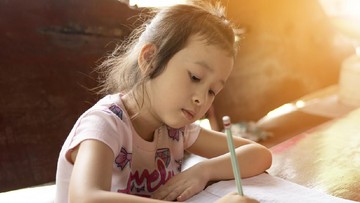 10 Ciri Anak Perfeksionis yang Diam-diam Merasa Tertekan
