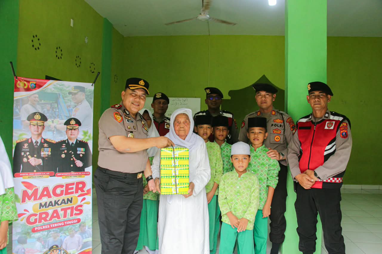 Polres Tebing Tinggi Bagikan Makan Siang Gratis ke Anak Madrasah Tarbiyah Islamiyah di Jalan Sei Kelembah