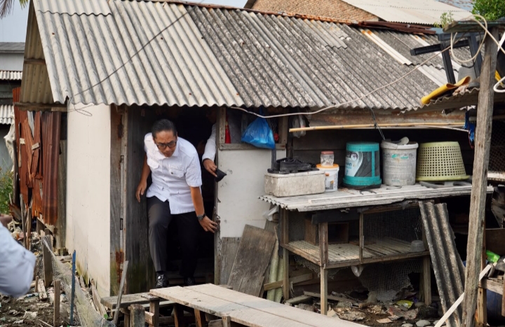 Wali Kota Medan Rico Waas Janji Bangun Ulang Rumah Cica di Belawan yang 10 Tahun Tinggal di Dapur