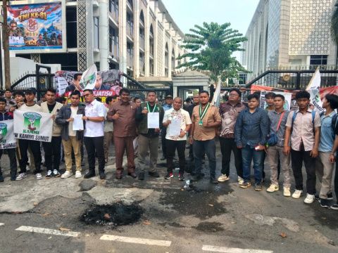 KAMMI Sumut Bakar Ban di Depan DPRD, Desak Seleksi KPID 2026-2029 Dievaluasi dan Minta KPK Audit Anggaran Sosper
