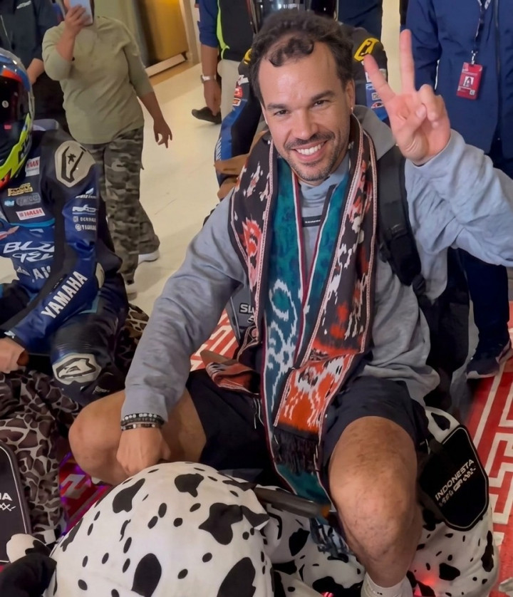 Morbidelli Naik Boneka Sapi di Bandara Jelang MotoGP Mandalika 2026