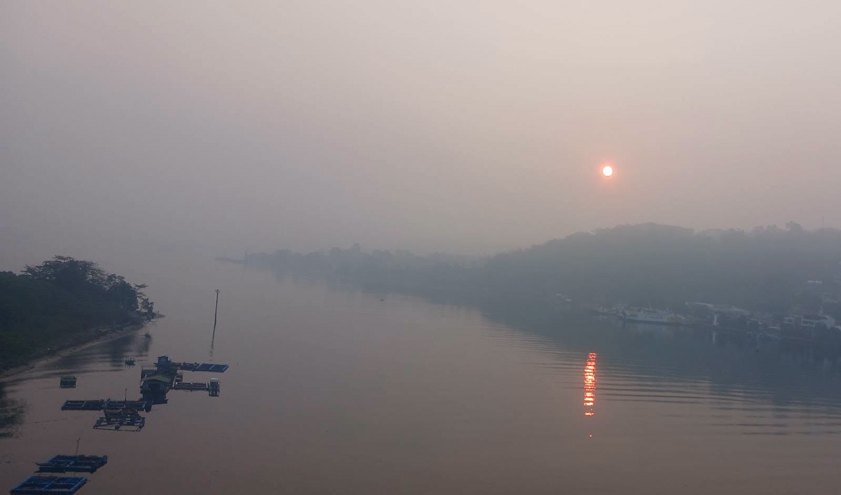 Dinkes Maluku Tengah Bagikan 4.000 Masker ke Warga Masohi dan Seram Utara Buntut Kabut Asap Karhutla