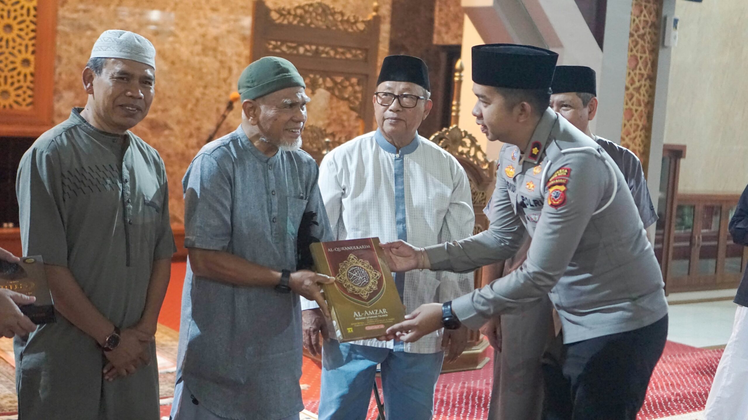 Satlantas Polresta Bogor Kota Gelar Subuh Keliling di Masjid Al Muttaqin, Serahkan Al-Qur'an dan Sarung ke DKM