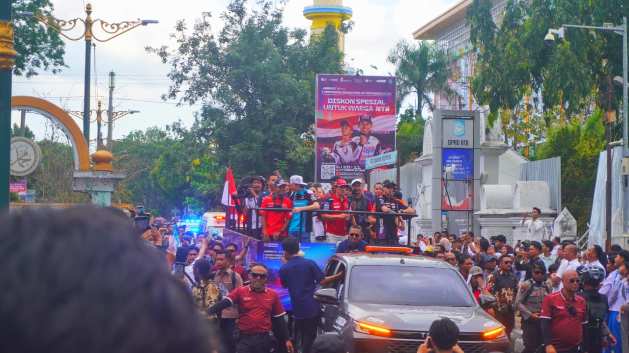 Ribuan Warga Mataram Padati Riders Parade MotoGP, Pedagang UMKM Klaim Penjualan Naik 50 Persen