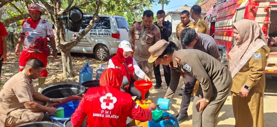 PMI Bangka Selatan Salurkan 5.000 Liter Air Bersih ke Warga Teladan Toboali