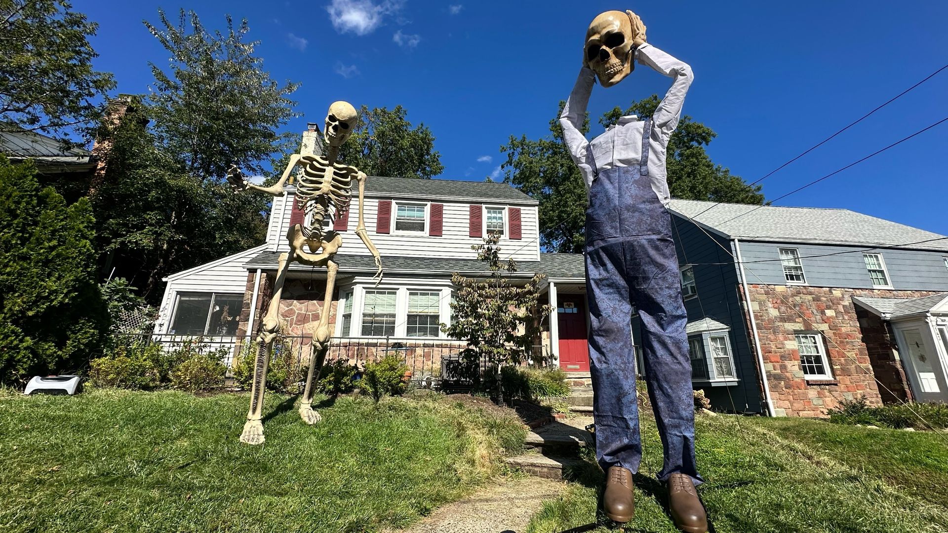 Home Depot Skelly 12 Kaki vs Lowe's Watcher 15 Kaki: Mana Dekorasi Halloween Terbaik