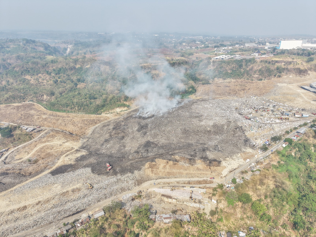 Pemkot Semarang Bongkar Timbunan Sampah TPA Jatibarang, Bara Disemprot Kini Disebar Pakai Beko