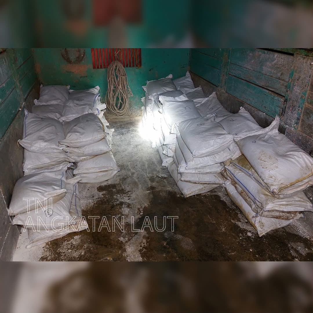 TNI AL Gagalkan Penyelundupan 8,85 Ton Pasir Timah Ilegal di Pantai Sijuk Belitung, Dua Truk Ditinggal Pelaku