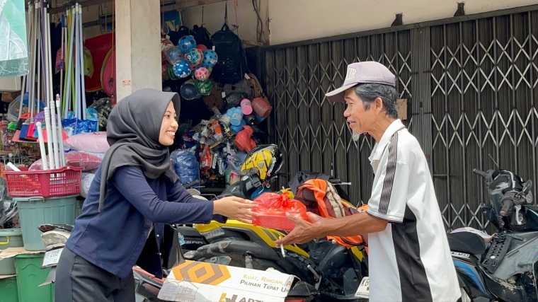 PGMI UNISSAS Bagikan Nasi Box ke Buruh dan Juru Parkir Pasar Sambas dalam Jumat Berkah