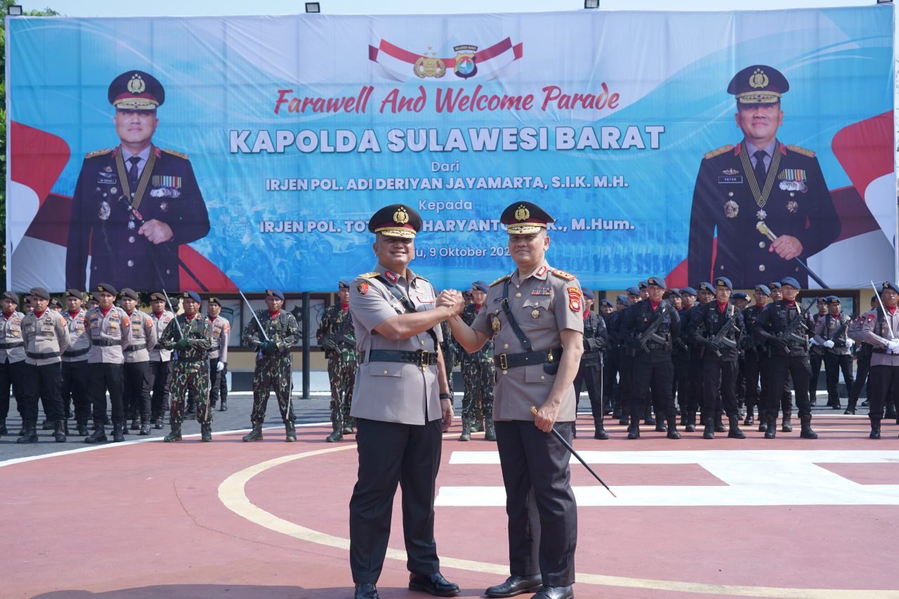 Pataka Siamasei Diserahkan, Estafet Kapolda Sulbar dari Adi Deriyan ke Totok Suharyanto