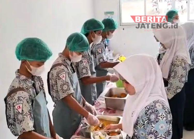 Uji Coba MBG Prasmanan di SMPN 2 Karanganyar Pekalongan, Siswa Pilih Sistem Ini Ketimbang Ompreng