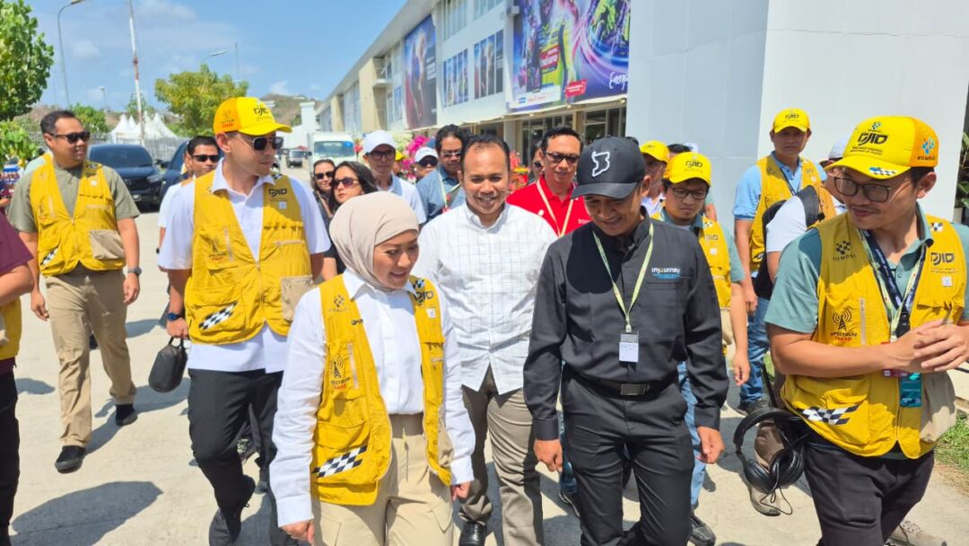 Menkomdigi Meutya Hafid Cek Kesiapan Frekuensi dan 4 BTS Bergerak di Sirkuit Mandalika Sehari Jelang MotoGP