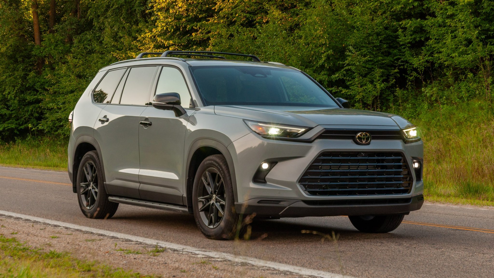 Review Toyota Grand Highlander Hybrid 2026: Irit Bensin, Material Kabin Murahan