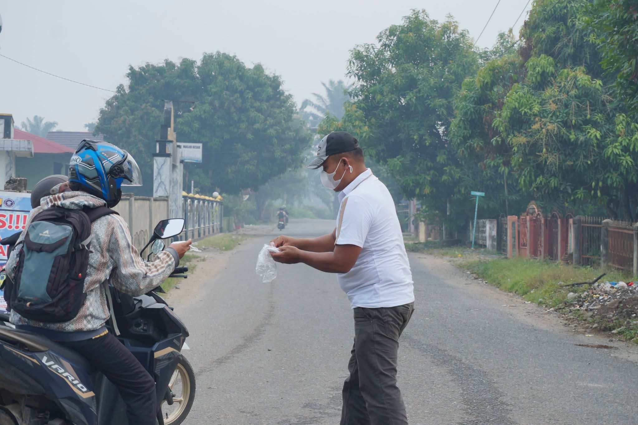 Wagub Sumbar Vasko Ruseimy Salurkan 50.000 Masker di 11 Kecamatan Dharmasraya Antisipasi Kabut Asap
