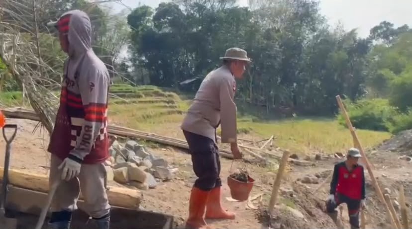 Tim SAR Sat Brimob Polda Jabar Hari ke-27 Bantu Pengecoran Pondasi Jembatan Merah Putih Majalengka