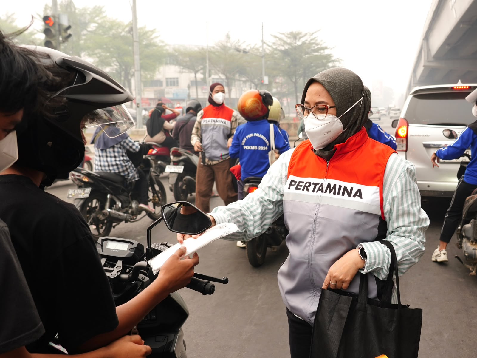 Pertamina Patra Niaga Bagikan 10.000 Masker ke Warga Palembang Terdampak Kabut Asap
