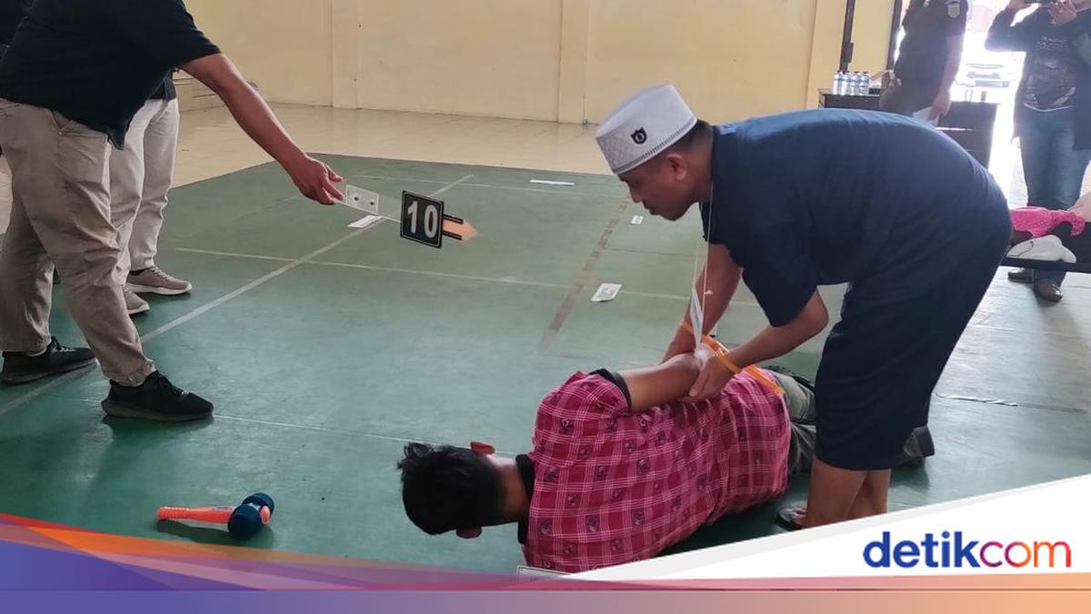 Polres Kuningan Peragakan 23 Adegan Rekonstruksi Anak Bunuh Ibu di Kalimanggis, Motif Kesal Dibangunkan Salat Subuh
