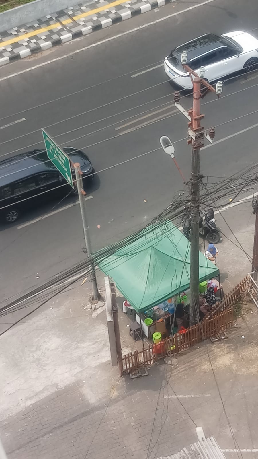 Satpol PP Manado Diminta Tertibkan Pedagang Tanpa Izin di Trotoar Kawasan BonB Sario