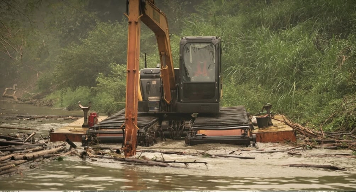 Pemkab HST Kerahkan Alat Berat Bersihkan Sungai Aluan Bakti-Jaranih usai Banjir Bawa Tumpukan Bambu
