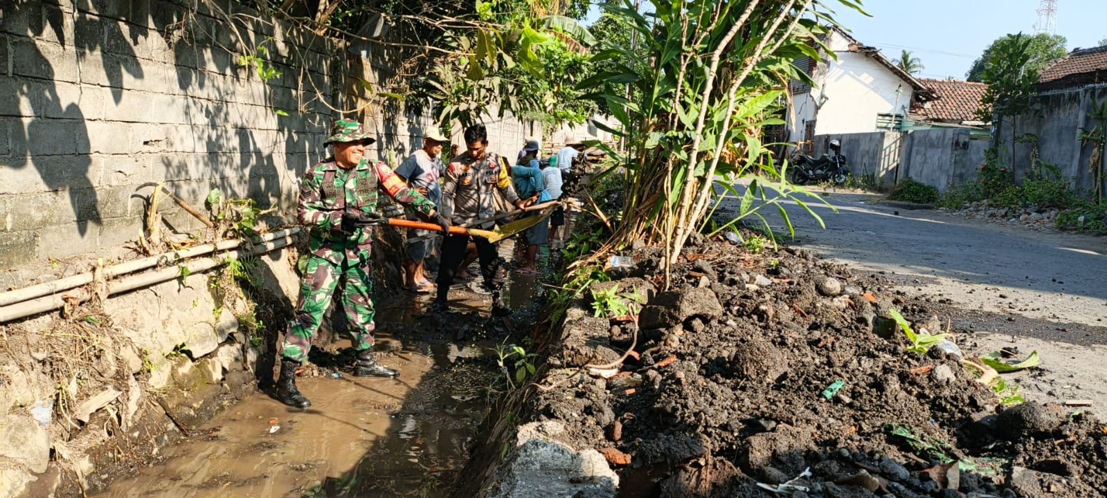 Polisi dan TNI Bersihkan Saluran Irigasi di Labuhan Haji, Antisipasi Pendangkalan Jelang Musim Tanam