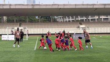 Coaching Clinic Legenda MU dan Arsenal Seru, Jan Ethes Ikut Berlatih di GBK