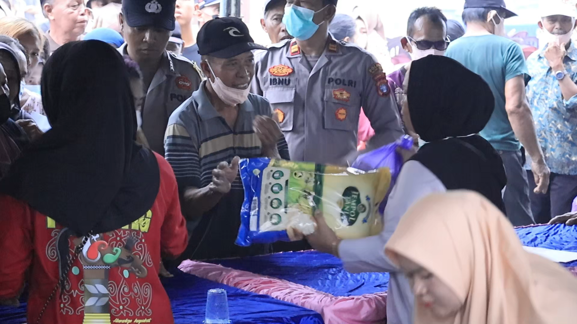 Gubernur Kalteng Salurkan Bantuan Pangan, Kartu Huma Betang, dan Cek Kesehatan Gratis di Pulang Pisau