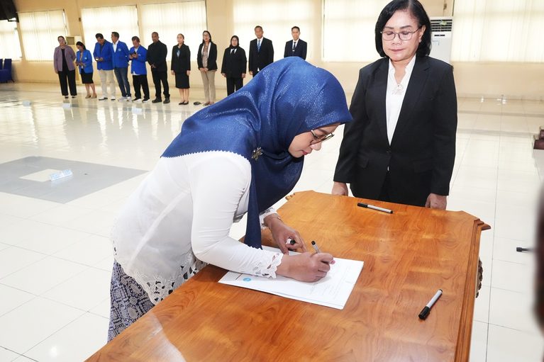 Rektor Unpatti Lantik Halidah Rahawarin sebagai Wakil Dekan Keuangan dan Umum Fakultas Kedokteran