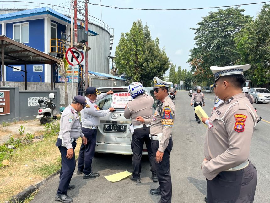 Polisi dan Dishub Balikpapan Tertibkan Parkir Liar di Pelabuhan Semayang, 20 Kendaraan Ditindak ETLE