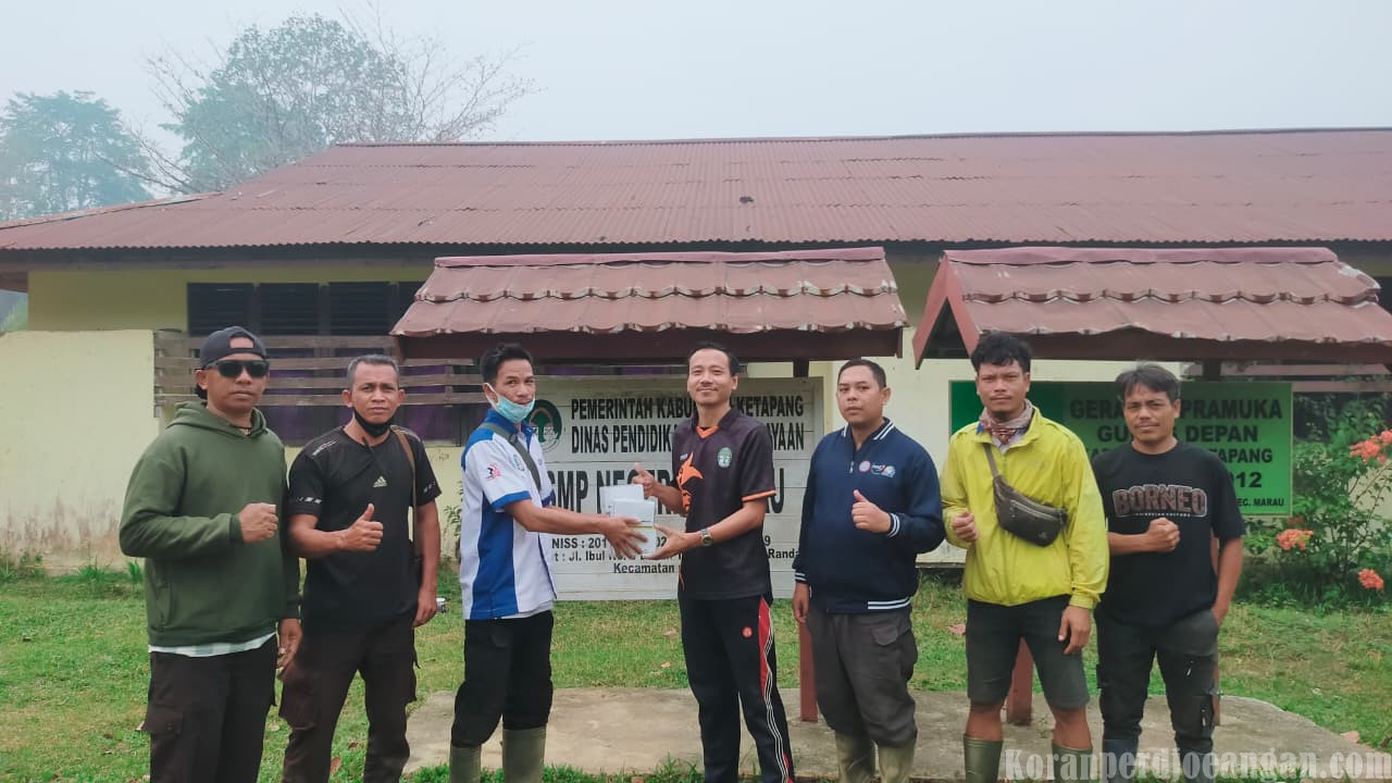 Kabut Asap Karhutla Ketapang Pekat, SPPK FSPMI Bagikan Masker ke Pelajar Desa Randai