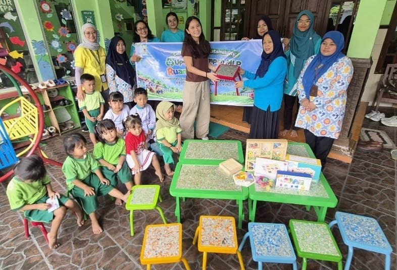 Siswi JIS Olah 400 Kilogram Sampah Sachet di Bergas Kidul Jadi 20 Meja-Kursi PAUD