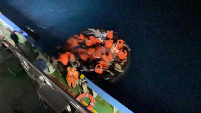 2 Tugboat Pertamina Evakuasi 17 Kru MV Khatulistiwa 8 di Perairan Tuban, 1 Chief Officer Masih Dicari