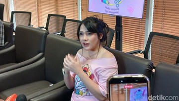 Davina Karamoy Belajar Jadi Pegawai Salon demi Film Naik Level