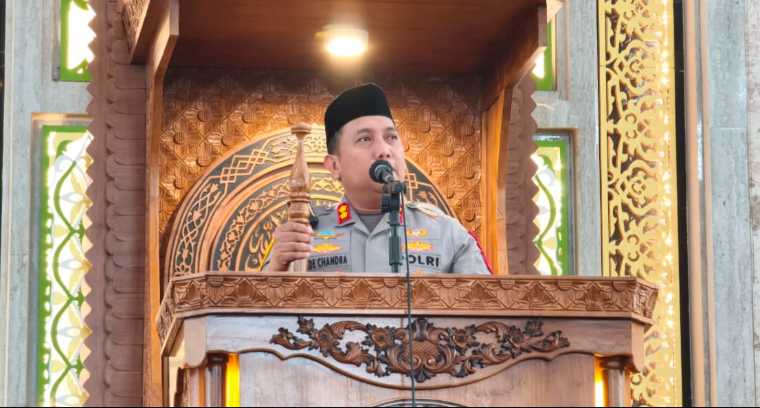 Kapolres Mempawah Jadi Khatib di Masjid Agung Al-Falah, Ajak Jamaah Bijak Bermedia Sosial dan Jaga Kamtibmas