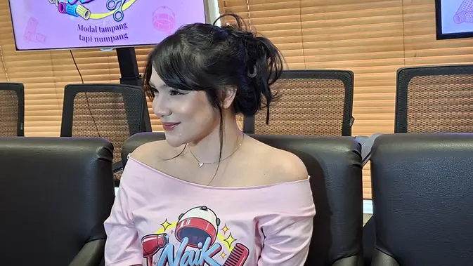 Davina Karamoy Belajar Gunting Rambut demi Peran Hairstylist di Film NAIK LEVEL