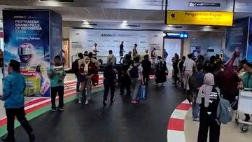 Ornamen MotoGP Mandalika Sambut Penonton di Bandara Lombok