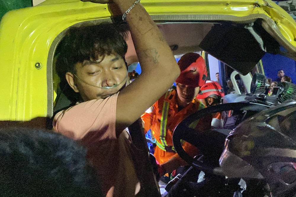 Truk Pasir Hantam Truk Dump di Secang Magelang, Sopir Terjepit 25 Menit Dievakuasi Tim SAR