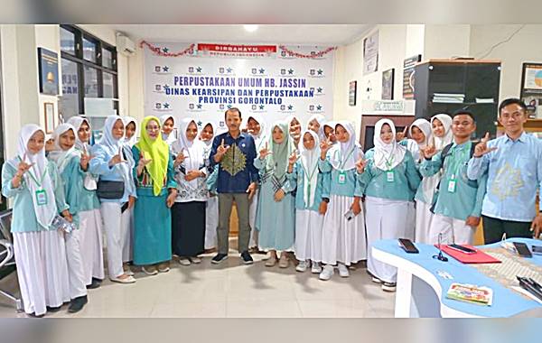 16 Siswa SMAN 1 Bilato Ikuti Wisata Literasi di Perpustakaan H.B. Jassin Gorontalo