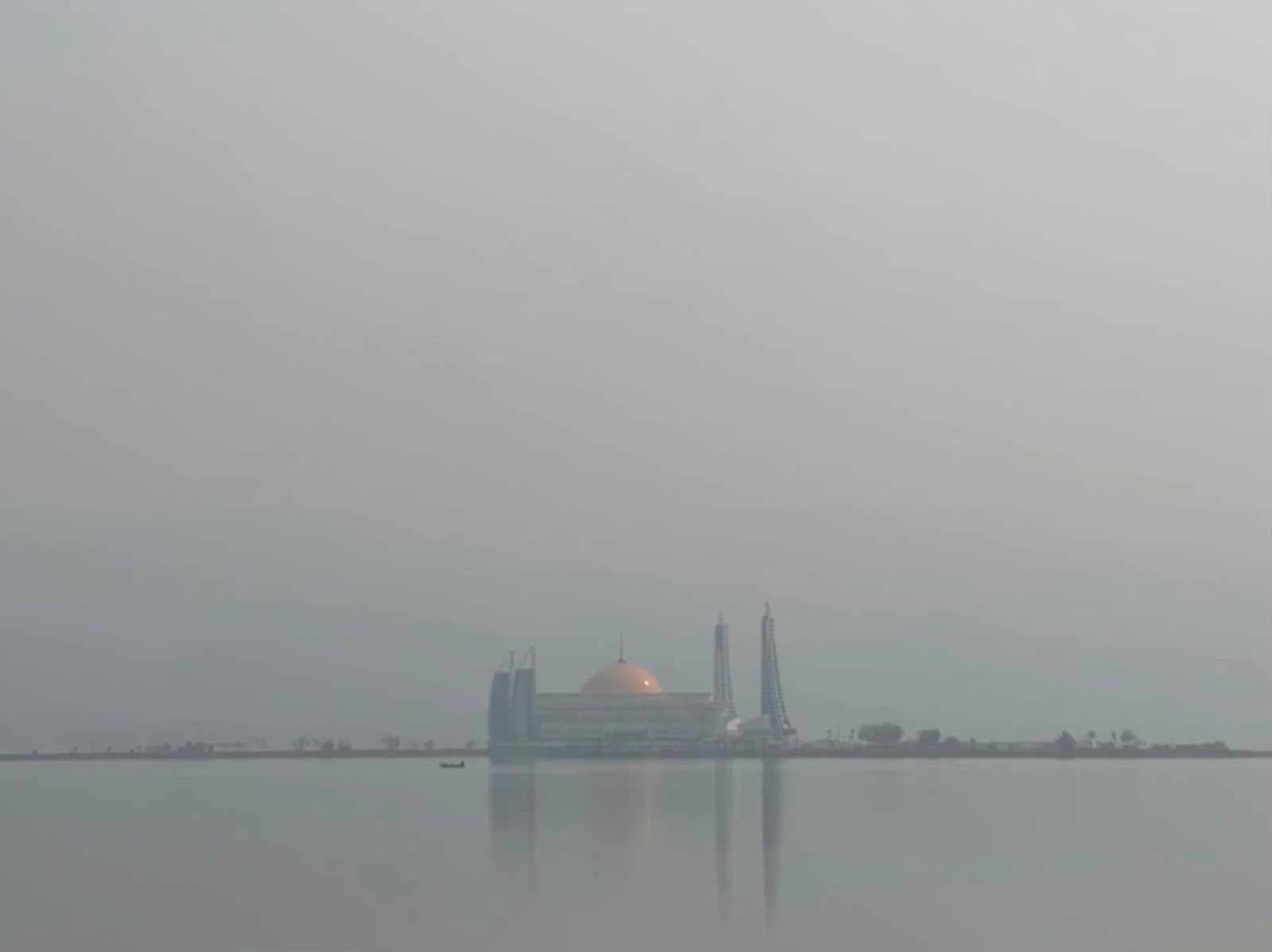 Asap Tipis Selimuti Langit Kendari, BMKG Catat 304 Titik Panas di Sultra dan 7 Daerah Terdampak