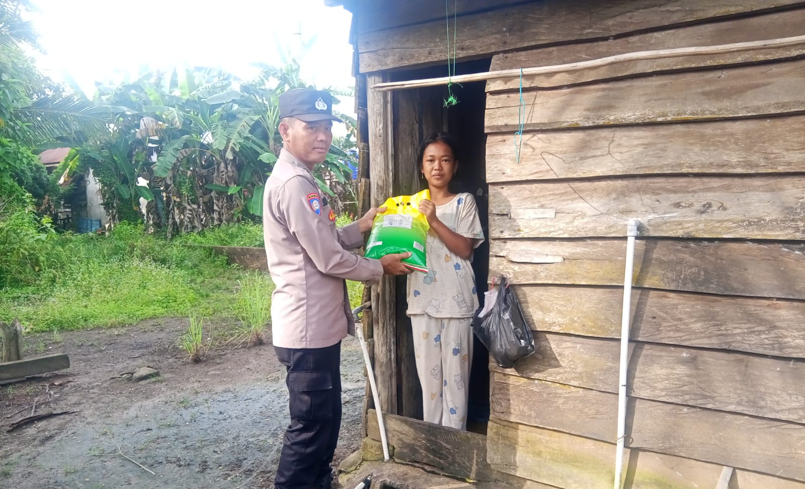 Polsek Plakat Tinggi Salurkan 10 Paket Bansos ke Warga Desa Sukajaya, Lanjut Bagikan Masker dan Susu